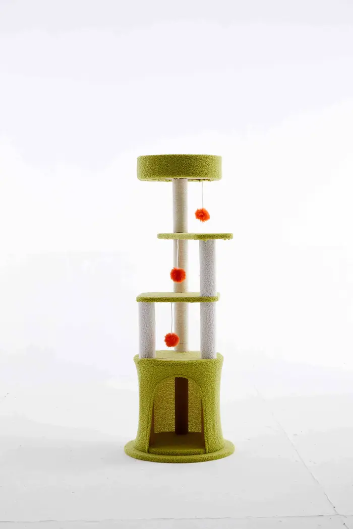 Arbre à chat à trois niveaux de style tour, avec poteaux à gratter, une maison pour chat et des élém
