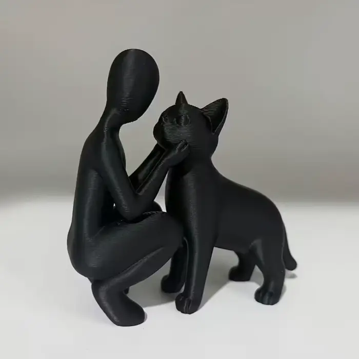 Statue de l'amitié entre humains et chats, sculpture élégante et chaleureuse des propriétaires et de