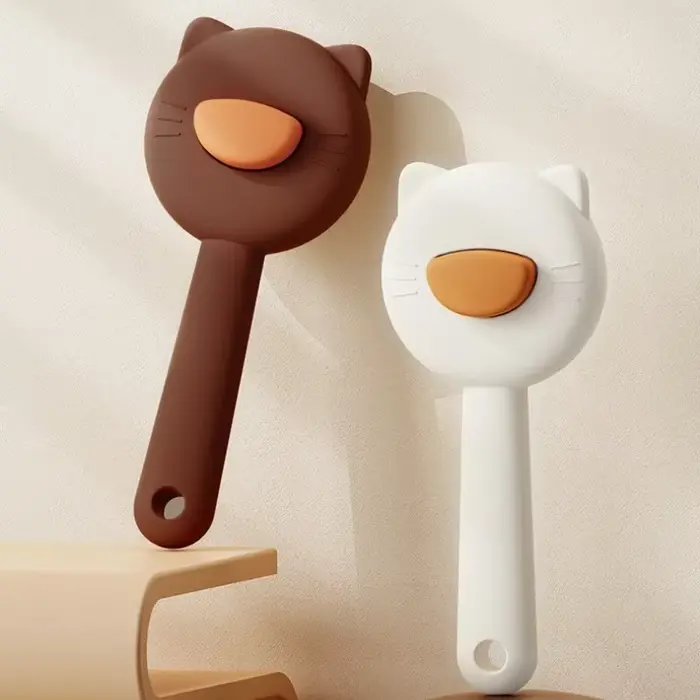 Brosse pour enlever les poils de chat