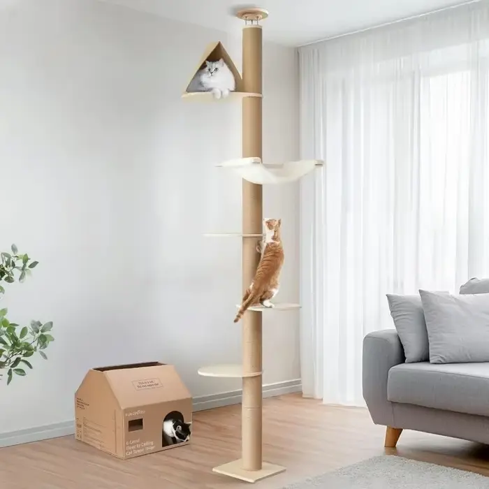 Un grand arbre à chat luxueux en bois durable, avec des poteaux d'escalade et des jouets allant du s