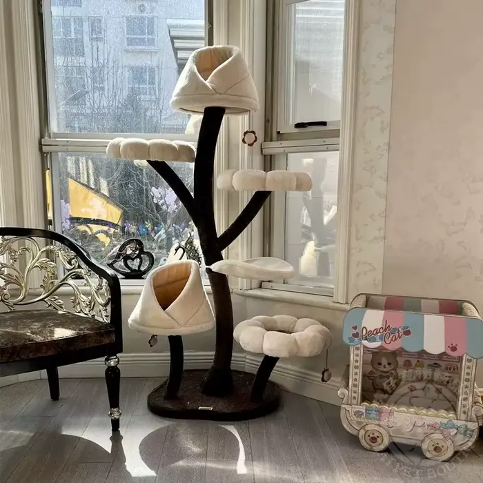 Arbre à chat avec motif floral